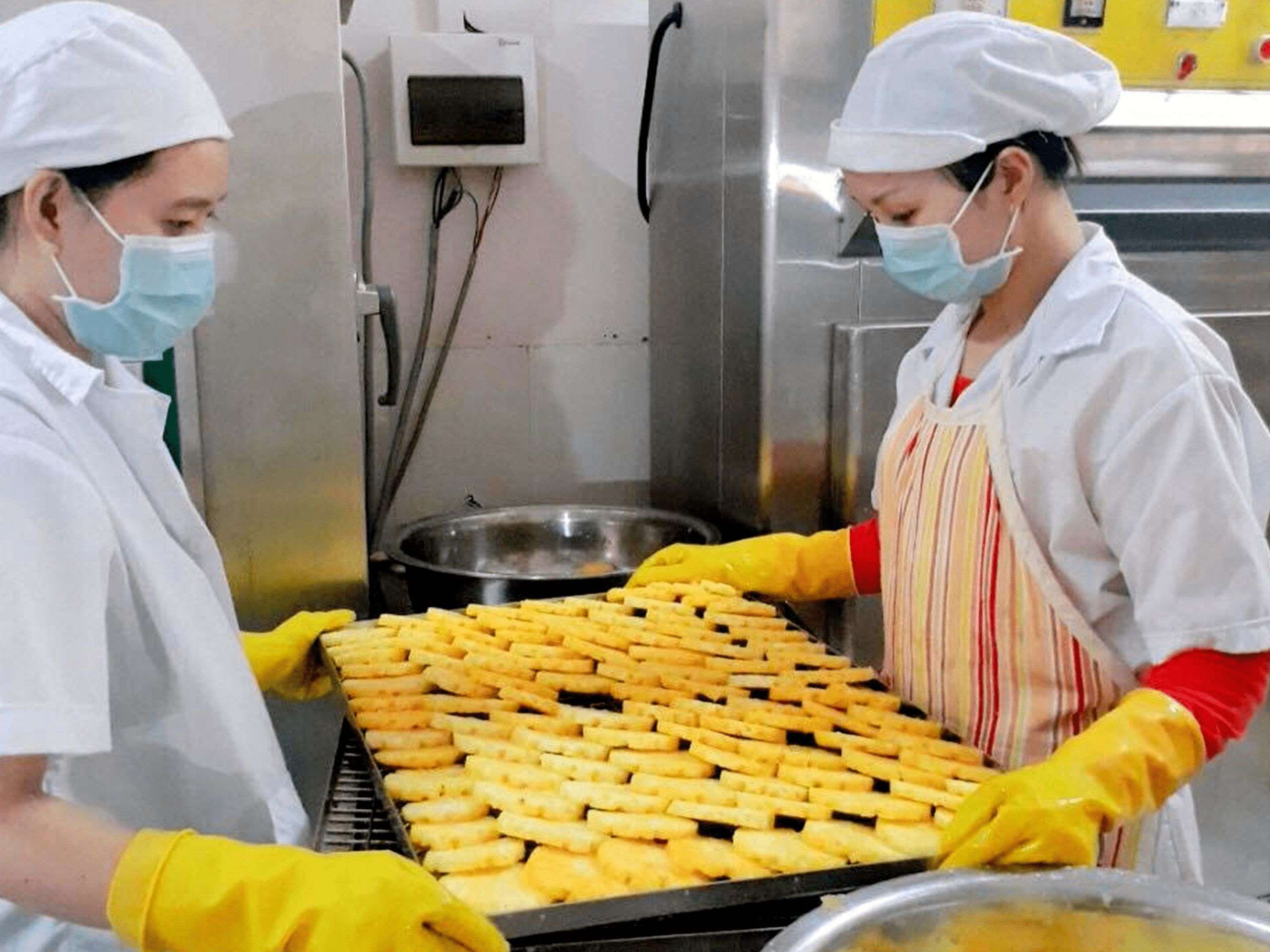 Cutting pineapple in cheerfarm, premium dried fruits