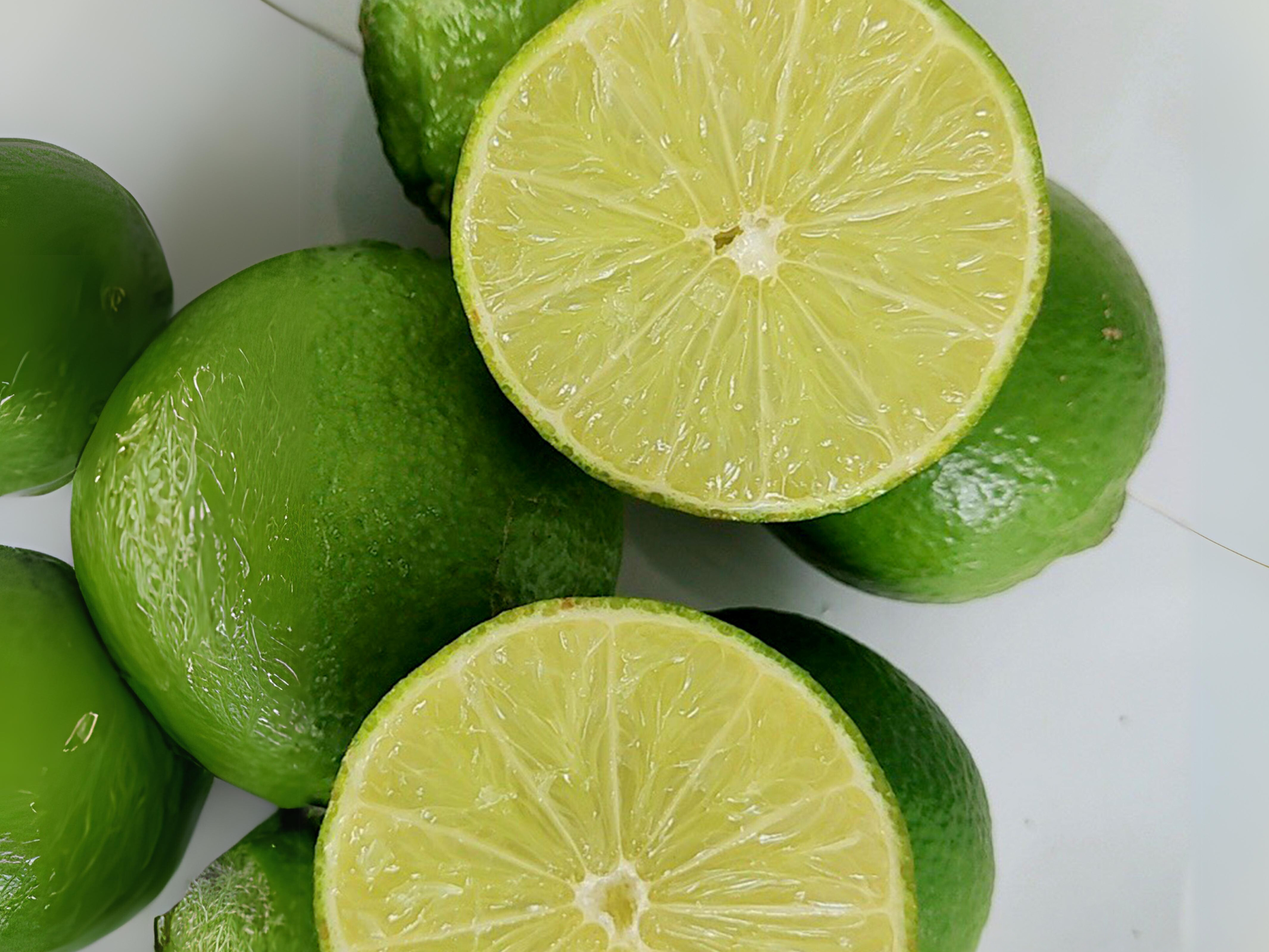 Cutting lime in cheerfarm, premium dried fruits