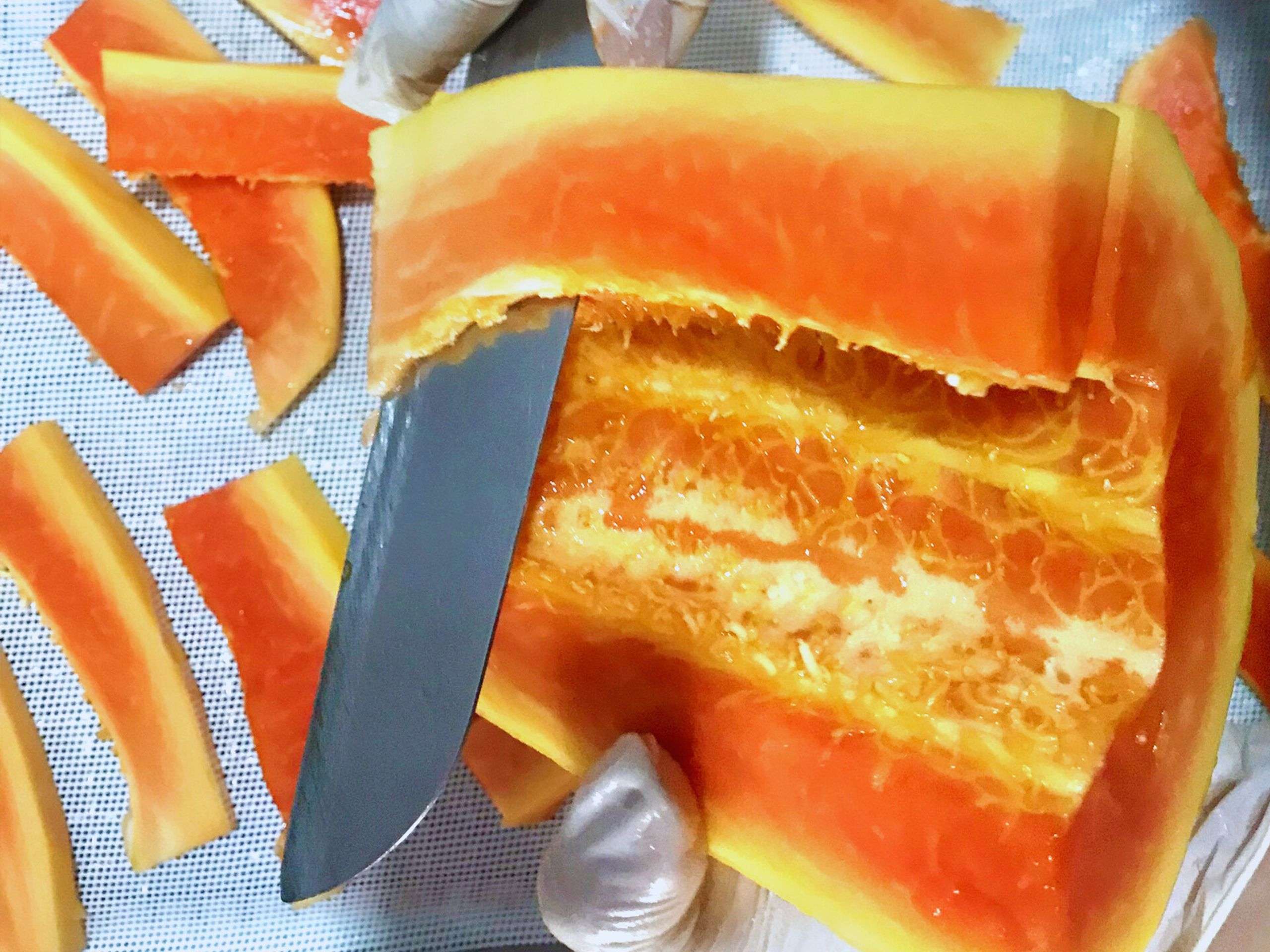 cutting papaya in cheerfarm, premium dried fruits